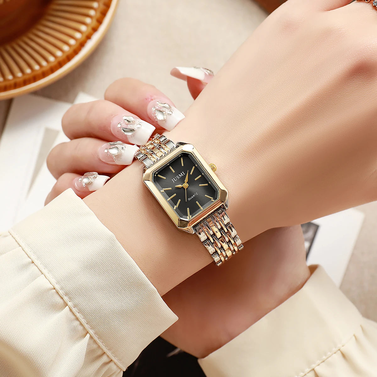 Nouvelle montre à quartz à la mode simple explosive à barre carrée à cadran en bande d'acier