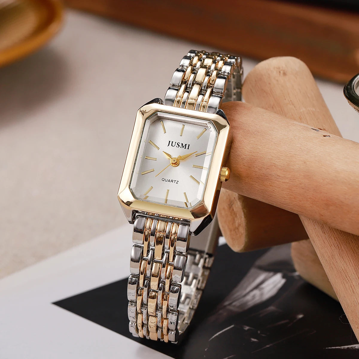 Nouvelle montre à quartz à la mode simple explosive à barre carrée à cadran en bande d'acier