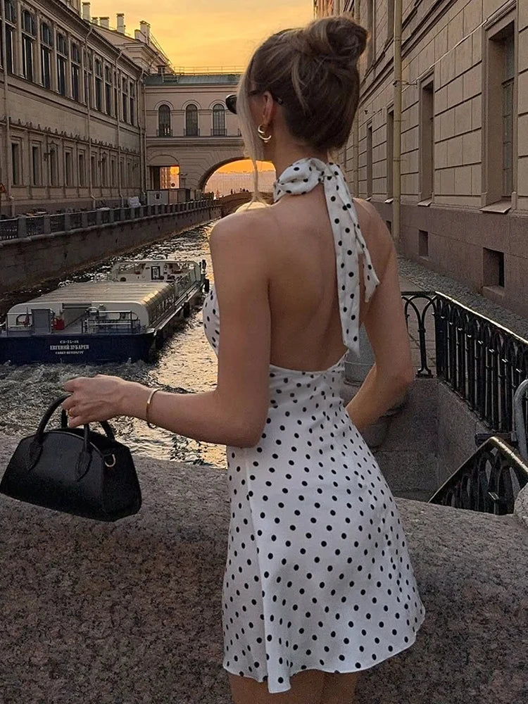 Élégante mini-robe à pois à épaules dénudées pour femmes sans manches dos nu